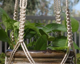 CROWNE ROYALE - Beige macramé plantenhanger met houten kralen - 4 mm gevlochten polykoord in PAREL