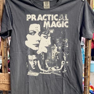 Praktische Magie 1998 Shirt, Vintage Hexenfilm T-Shirt, Retro Halloween Shirt, Witchy Ästhetische Grafik T-Shirt, Gruseliges Geschenk für Frauen