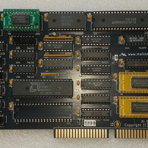 Op de afbeelding: Een zwarte printplaat met talloze geïntegreerde schakelingen, een zilveren knoopcelbatterij, twee rode DIP-schakelaars en goudkleurige connectoren. De kaart is gelabeld met "XI 8088 - Version 2.0" en "Copyright (C) 2011, 2012 Sergey Kiselev".