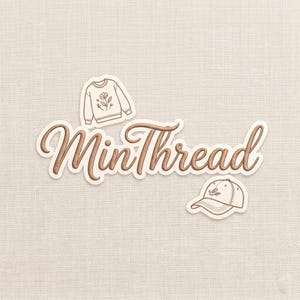 Könnte beinhalten: Ein Aufkleber-Design mit dem Text "MinThread" in brauner, kursiver Schrift. Illustrationen eines Pullovers und einer Baseballkappe, beide mit floralen Designs, sind ebenfalls vorhanden. Der Hintergrund ist ein neutrales Beige.