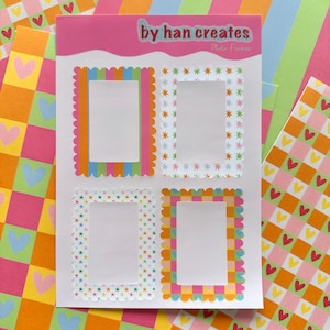 Puede incluir: Una hoja de marcos de fotos con bordes festoneados coloridos y patrones de estrellas. Los marcos son rectangulares con centros blancos, y la hoja tiene el texto "by han creates Photo Frames" en la parte superior. El fondo presenta papel estampado.