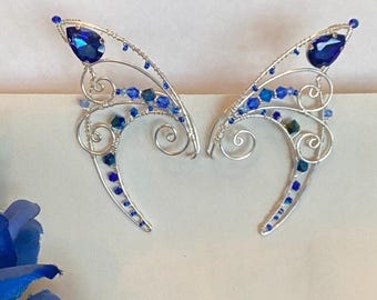 Silberne Elfenohren, Feenohren, Ohrwickel mit kobaltblauen Swarovski-Kristallen.