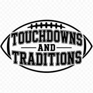 Puede incluir: Un diseño gráfico en blanco y negro con forma de balón de fútbol americano, que presenta el texto "TOUCHDOWNS AND TRADITIONS" en una fuente de bloque en negrita. El diseño incluye un patrón de cordones estilizado en la parte superior.