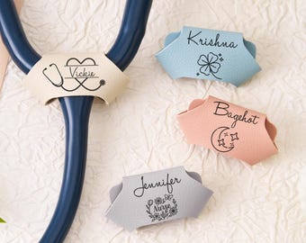 Gepersonaliseerde lederen stethoscoop naamplaatje, aangepaste stethoscoopbedel, gegraveerde stethoscoop bedel ID-tag, verpleegkundigenweek, RN cadeau voor verpleegkundige arts