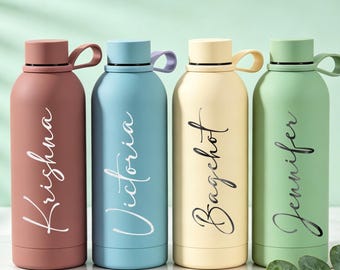 Gepersonaliseerde waterflessen, op maat gegraveerde bidons met geboortebloem, voorstel bruidsmeisje, naam waterflessen voor haar, verjaardagscadeau