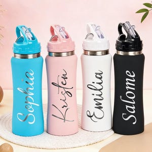 Puede incluir: Cuatro botellas de agua personalizadas en azul, rosa, blanco y negro. Cada botella tiene un nombre plateado: Sophia, Kristen, Emilia y Salome. Las botellas tienen un borde plateado y una tapa abatible con pajita.
