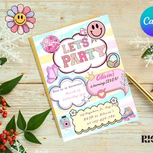 Op de afbeelding: Een kleurrijke verjaardagsuitnodiging met de tekst "LET'S PARTY" en "Olivia's is turning SEVEN!". De uitnodiging bevat een discobal, een vlinder, een koptelefoon en rolschaatsen. Het ontwerp staat op een houten achtergrond.