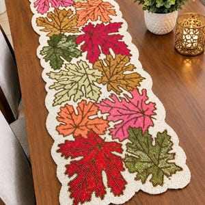 Camino de mesa artesanal con cuentas - para mesa de comedor, mesa de centro y decoración del hogar