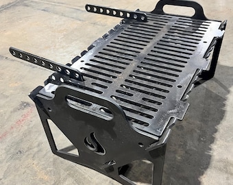 Pode incluir: Uma grelha portátil de metal preto com uma superfície de cozedura ranhurada e pegas. A grelha tem uma forma retangular com pernas anguladas e dois braços de suporte ajustáveis. Projetada para cozinhar e grelhar ao ar livre.