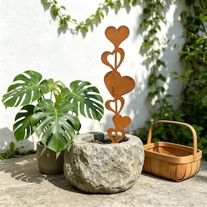 Roestige metalen gestapelde harten tuinpaal, ijzeren liefdestuinkunst, rustieke hartplantpluk, romantisch buitendecor, Valentijnsdagcadeaus