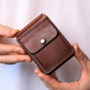 Pengklämma i läder, personlig läderplånbok för honom, herrpresent, smal korthållare i två vikbara stycken, minimalistisk present