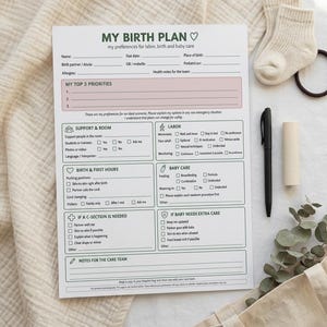 Puede incluir: Un formulario impreso de My Birth Plan con secciones para preferencias de parto y cuidado del bebé. El documento incluye casillas de verificación, un bolígrafo negro y unos calcetines pequeños para bebé.