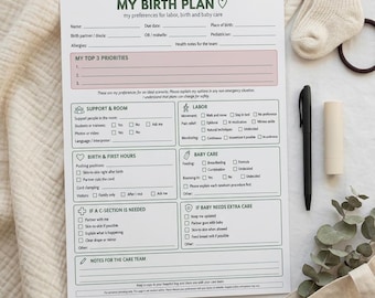 Puede incluir: Un formulario impreso de My Birth Plan con secciones para preferencias de parto y cuidado del bebé. El documento incluye casillas de verificación, un bolígrafo negro y unos calcetines pequeños para bebé.