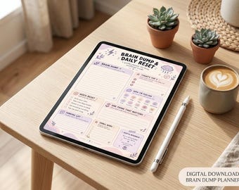 Puede incluir: Una tableta digital que muestra una plantilla de planificador Brain Dump and Daily Reset con secciones para tareas, sentimientos y recordatorios. La pantalla presenta colores pastel suaves en violeta y rosa, detalles florales y un icono de rayo.
