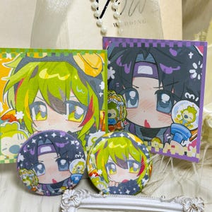 Könnte beinhalten: Zwei quadratische Kunstdrucke und zwei runde Ansteckbuttons mit Charakteren im Anime-Stil. Eine Figur hat hellgrünes Haar, die andere dunkles Haar mit einem violetten Stirnband. Beide sind mit großen Augen und farbenfrohen Outfits dargestellt.