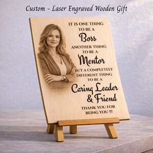 Puede incluir: Regalo de madera grabado con láser con un retrato de mujer y el texto: "Una cosa es ser un jefe, otra ser un mentor, pero algo completamente diferente es ser un líder y amigo cariñoso. ¡¡¡Gracias por ser tú!!!"