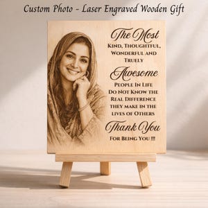 Può includere: Regalo in legno inciso al laser con un ritratto di donna e la scritta "The Most Kind, Thoughtful, Wonderful and Truly Awesome...Thank You". La targa in legno è esposta su un piccolo cavalletto di legno.
