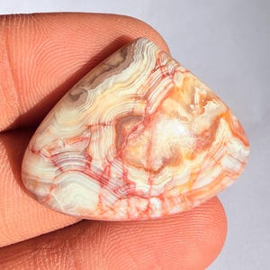 Puede incluir: Una taza de cerámica blanca con un asa negra y el texto "But First, Coffee" en negro, con una fuente de estilo manuscrito. La taza está sobre una superficie blanca.