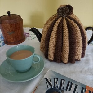 Classic 1940s style pleated tea cosy
