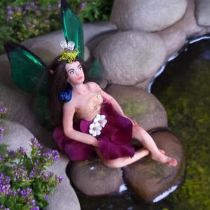 Ensam - älva, med - fågel - handgjord älva i ek, liten lera - vacker sittande älva