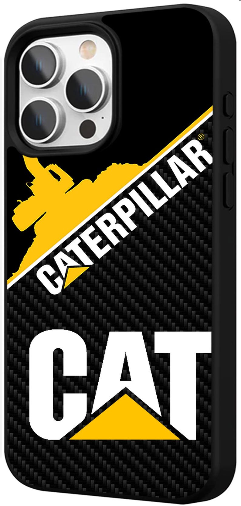 Puede incluir: Funda de tel&eacute;fono negra con el logotipo de Caterpillar en blanco y amarillo sobre un fondo negro texturizado. El logotipo de CAT se muestra prominentemente en la parte inferior.