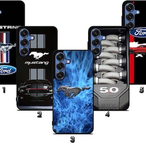 Puede incluir: Una colección de cinco fundas para teléfono con diseños de Ford Mustang. Las fundas muestran el logotipo de Mustang, gráficos de automóviles y componentes del motor. Los colores incluyen negro, rojo, azul y plateado, con el logotipo de Ford en un lugar destacado.