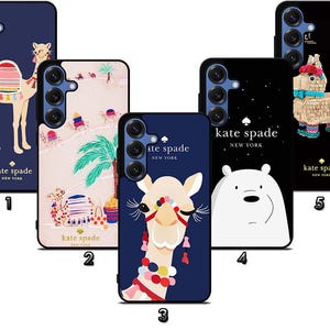 Peut inclure: Cinq coques de téléphone avec des motifs variés. Les coques présentent des illustrations d'un chameau, de scènes de désert, d'un lama, d'un ours polaire et d'une piñata lama. Chaque coque porte le logo "kate spade NEW YORK".