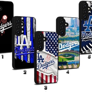 Könnte beinhalten: Fünf schwarze Handyhüllen mit Designs der Los Angeles Dodgers. Die Designs zeigen das Teamlogo, einen Baseball, die amerikanische Flagge und eine Stadtlandschaft mit dem Stadion.
