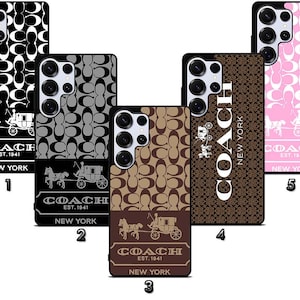 Puede incluir: Cinco fundas para teléfono con el logotipo de Coach y un diseño de carruaje tirado por caballos. Las fundas presentan una variedad de colores, incluyendo negro, gris, marrón y rosa. El texto "COACH EST. 1941 NEW YORK" se muestra en cada funda.