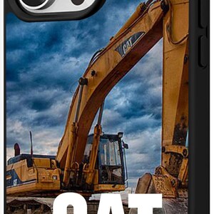 Puede incluir: Funda de tel&eacute;fono negra con una excavadora Caterpillar amarilla sobre un fondo de cielo nublado. El logotipo de CAT y el texto Caterpillar se muestran de forma destacada. La funda est&aacute; dise&ntilde;ada para un smartphone.