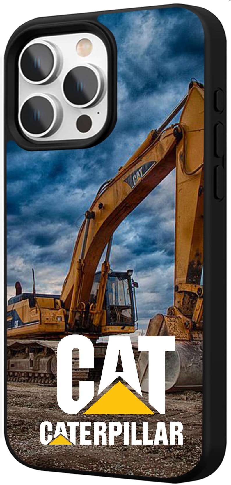 Puede incluir: Funda de tel&eacute;fono negra con una excavadora Caterpillar amarilla sobre un fondo de cielo nublado. El logotipo de CAT y el texto Caterpillar se muestran de forma destacada. La funda est&aacute; dise&ntilde;ada para un smartphone.