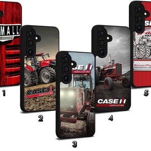 Op de afbeelding: Vijf telefoonhoesjes met zwarte randen, elk met Case IH Agriculture-ontwerpen. De ontwerpen omvatten tractoren, logo's en de tekst "CASE IH AGRICULTURE" en "Farm Equipment". De hoesjes zijn rood, zwart en wit.
