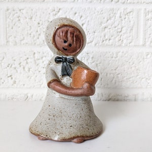 Vintage aardewerken beeldje uit het midden van de eeuw, meisje met pot | Gemaakt in Japan | Deens modern, Lisa Larson-stijl