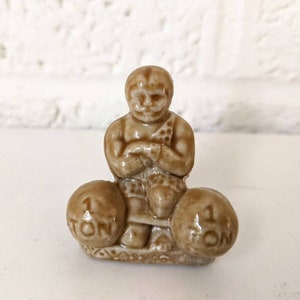 ヴィンテージの手彫りの木製の男性像 | 帽子をかぶった男性