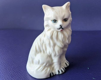 Pequeño gato vintage de porcelana blanca con ojos azules