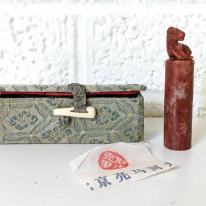 Shoushan in pietra vintage/Sigillo cinese in custodia ricoperta di stoffa/Statuetta di cavallo sulla parte superiore/Caratteri cinesi sulla parte inferiore per inchiostrare e firmare