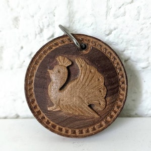 Kleiner Vintage Holz Schlüsselanhänger mit Pfau | Holzmedaillon