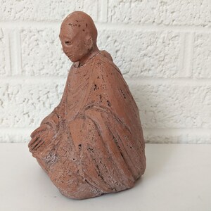 Statuetta vintage di Buddha in argilla rossa immagine 3