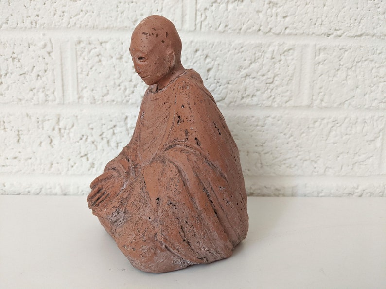 Statuetta vintage di Buddha in argilla rossa immagine 3