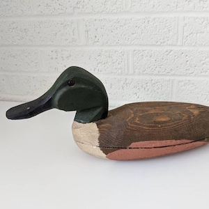 Señuelo de pato de madera maciza vintage / 15,75 &quot;de largo / tallado a mano / firmado Guy Leslie