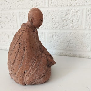 Statuetta vintage di Buddha in argilla rossa immagine 9