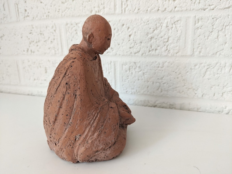 Statuetta vintage di Buddha in argilla rossa immagine 9