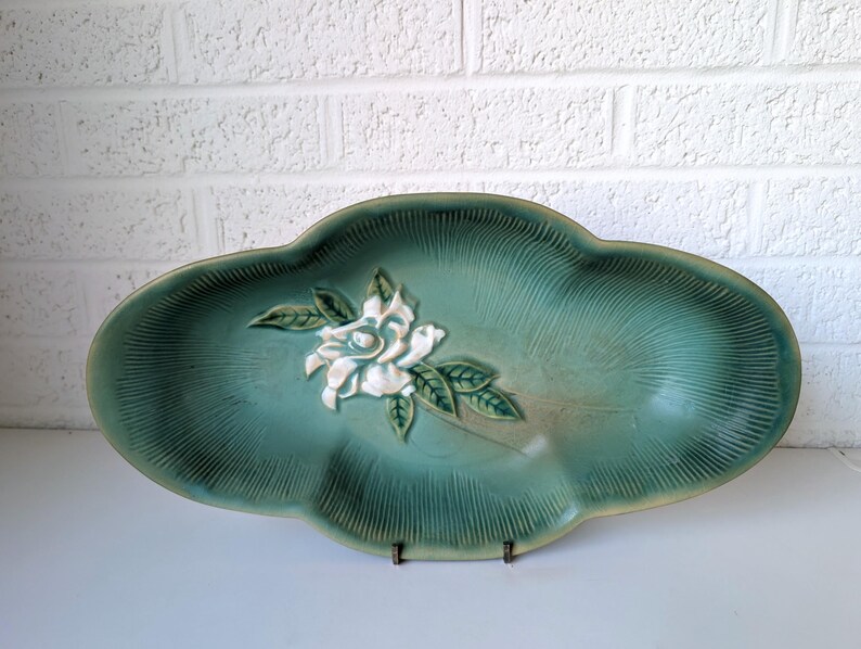 Plato rectangular vintage de cerámica Roseville con gardenias verdes / 631-14 imagen 3