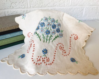 Pañuelo floral bordado vintage o servilleta / flores pastel, borde festoneado