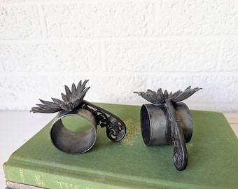 Antiguo par de anillos de servilleta victorianos de plata con diseño de flores