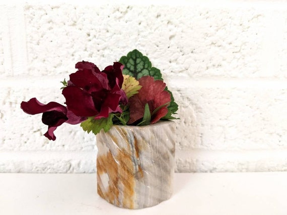 ヴィンテージの彫刻が施されたオニキスの花瓶、つまようじ入れ、マッチ