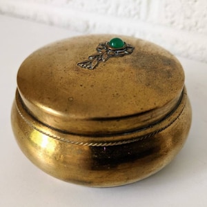 Caixa de pílulas ou bugigangas de latão vintage com cabochão de pedras preciosas | Art Nouveau ou Arts and Crafts Joias de latão ou caixa de pó