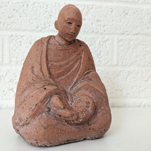 Statuetta vintage di Buddha in argilla rossa immagine 2