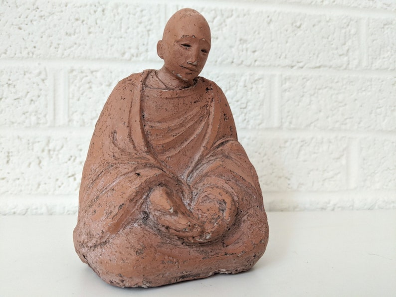 Statuetta vintage di Buddha in argilla rossa immagine 2