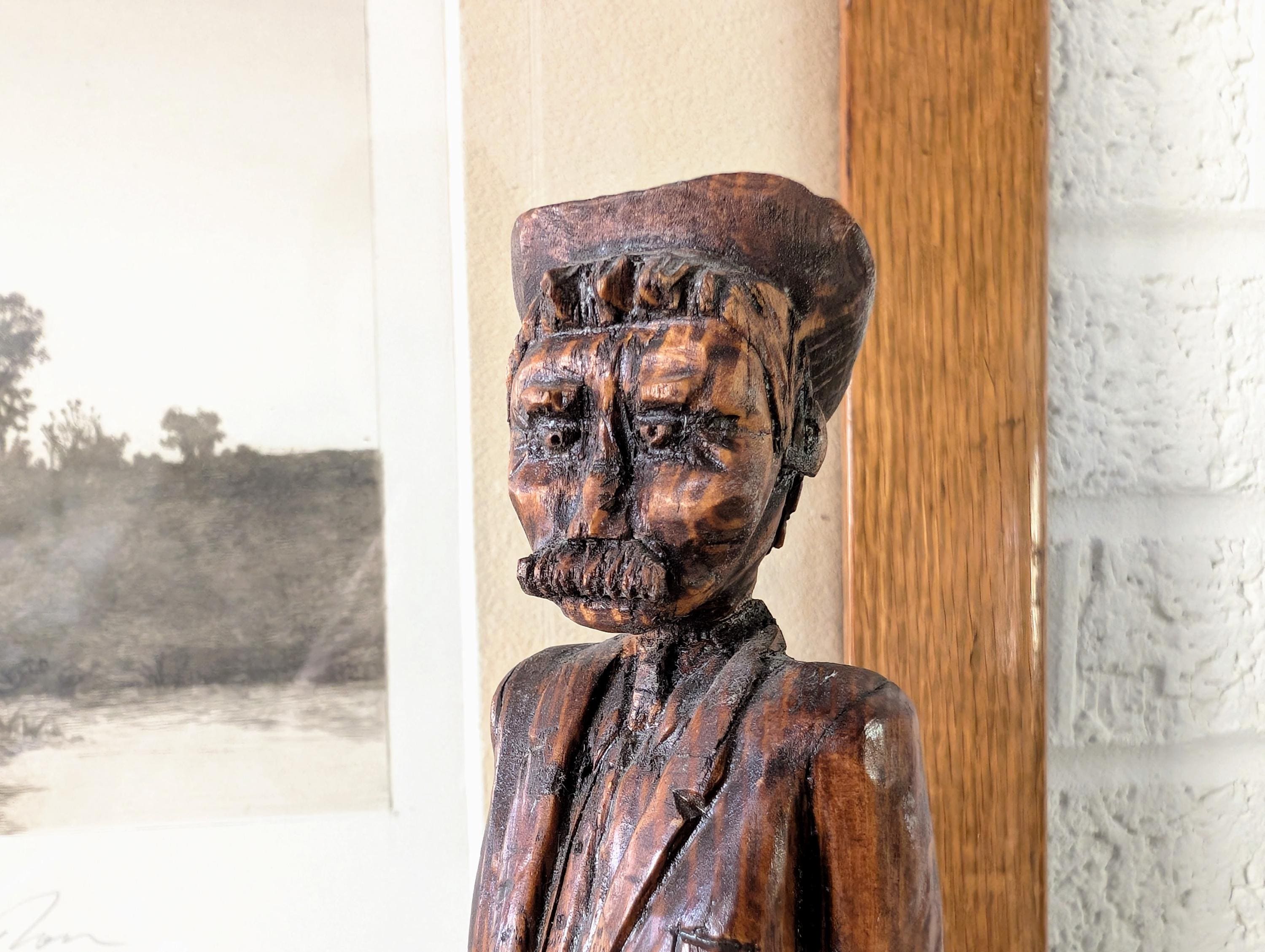 ヴィンテージの手彫りの木製の男性像 | 帽子をかぶった男性